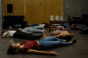 Sessão de improvisação para o espetáculo Projeto Ave resize